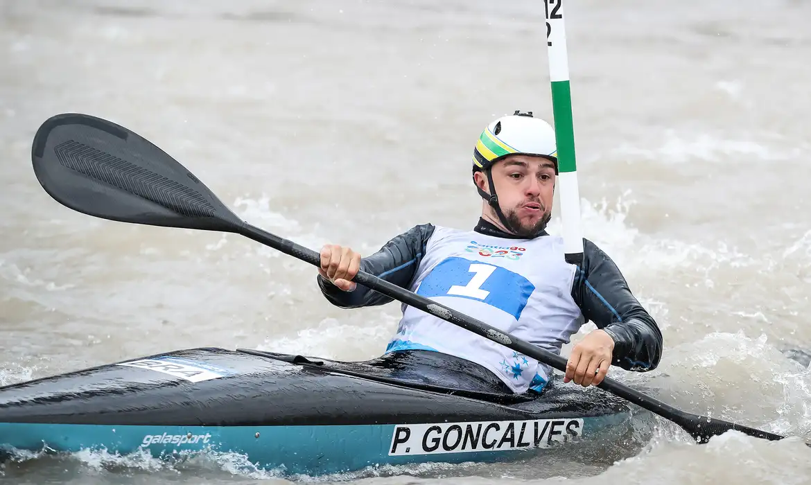 Pepê Gonçalves carimba vaga na canoagem slalom