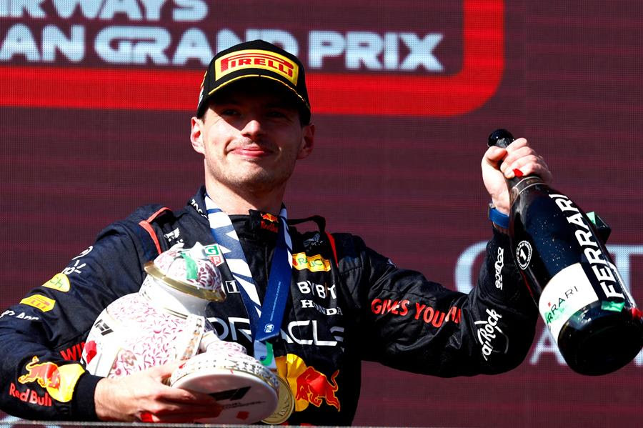 Verstappen mantém liderança ao vencer em Ímola