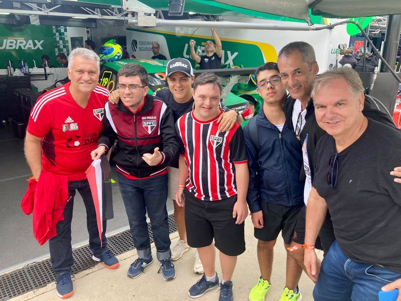 Felipe Massa recebe atletas do futsal PCD do SP