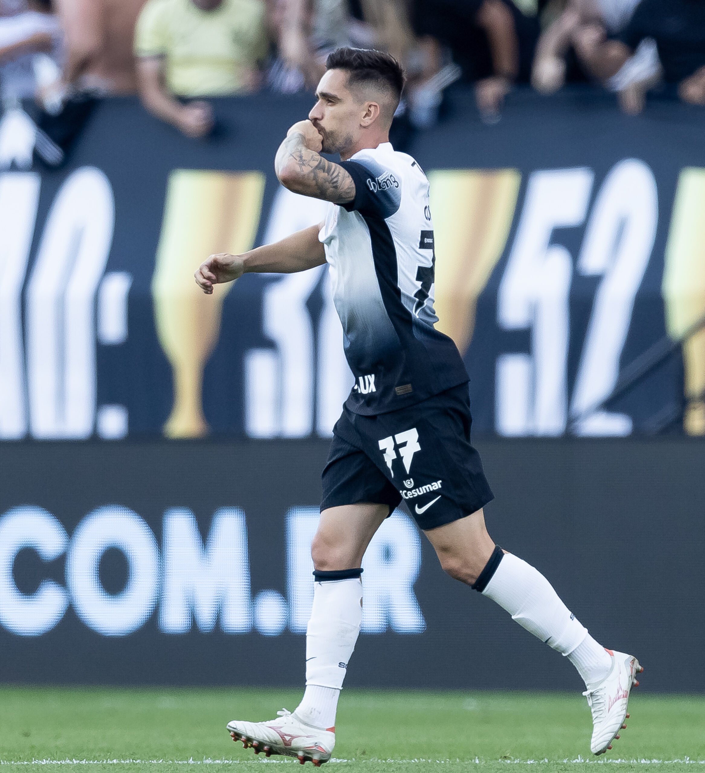 Palmas para Coronado e Mosquito do Corinthians!