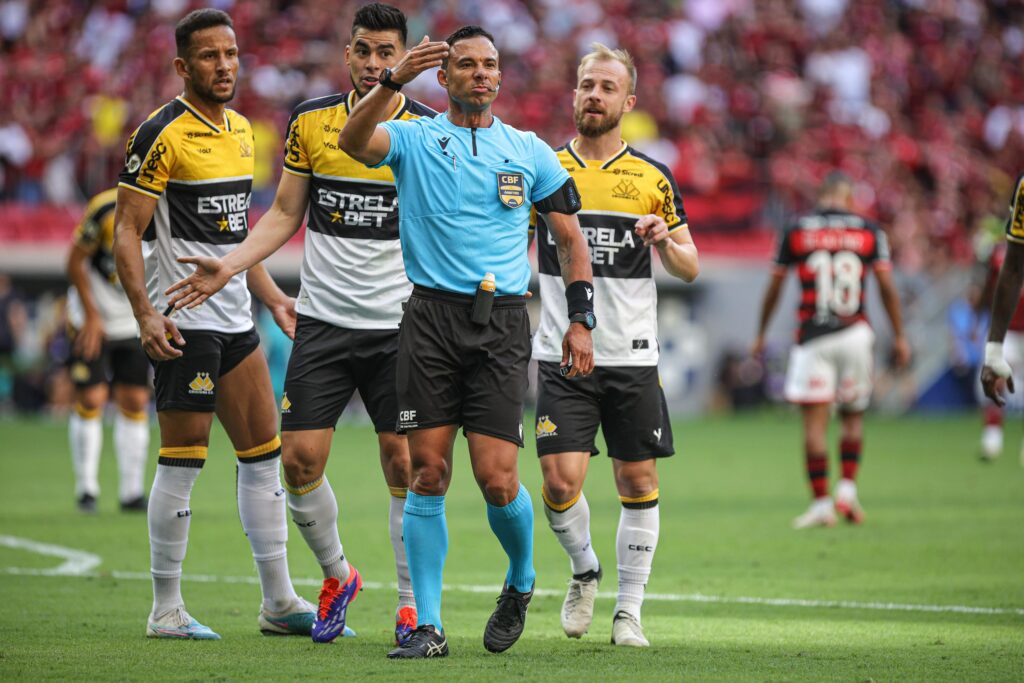 Árbitro erra ao marcar penal a favor do Flamengo contra o Criciúma