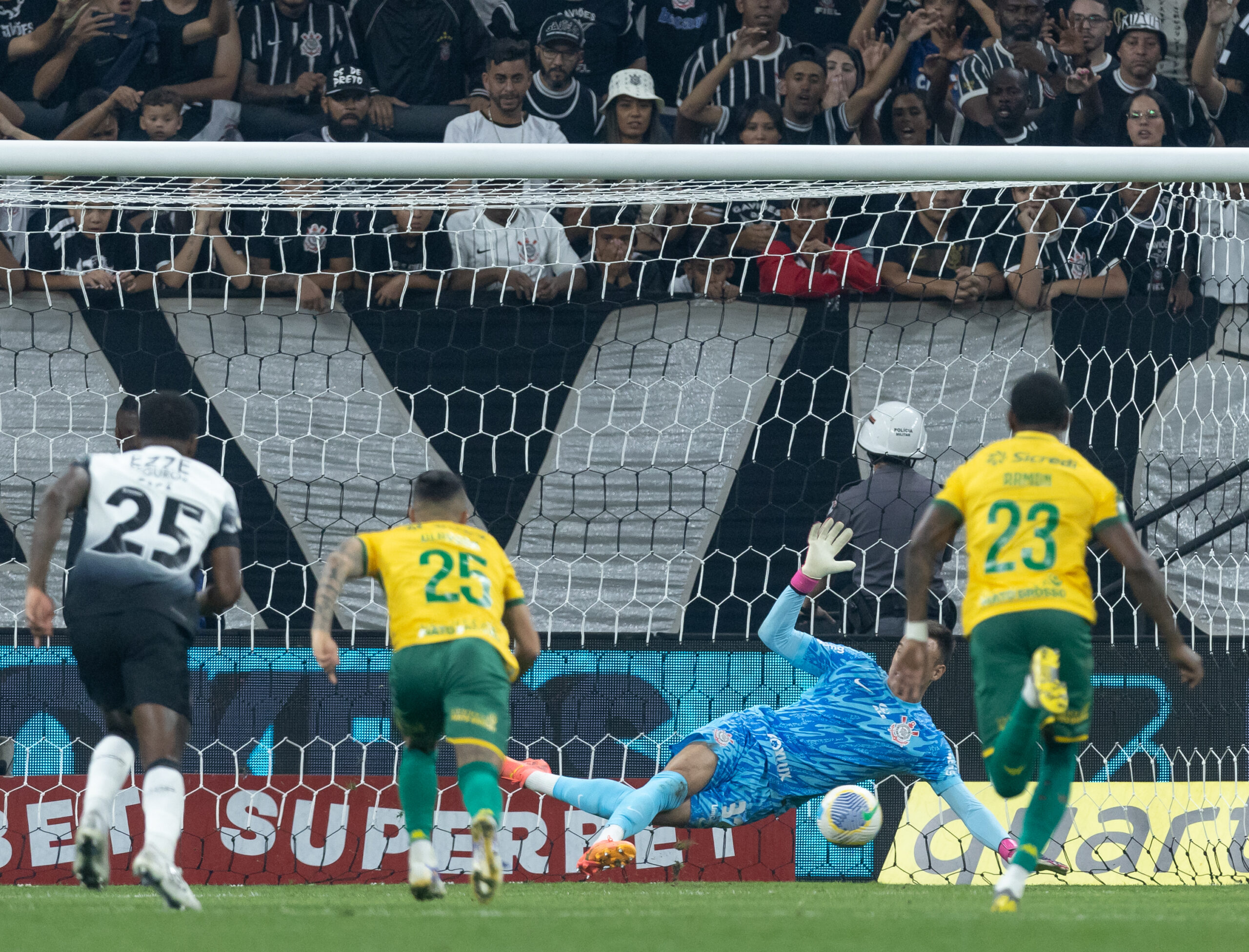 Matheus Donelli pega pênalti e cresce no gol do Corinthians