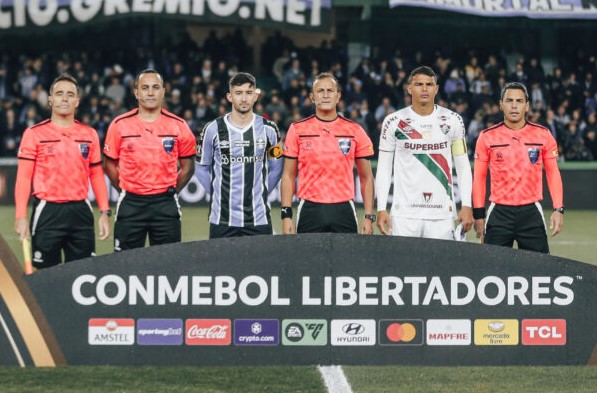 Expulsão correta de Ely e passagem de mão pela cabeça de Ganso