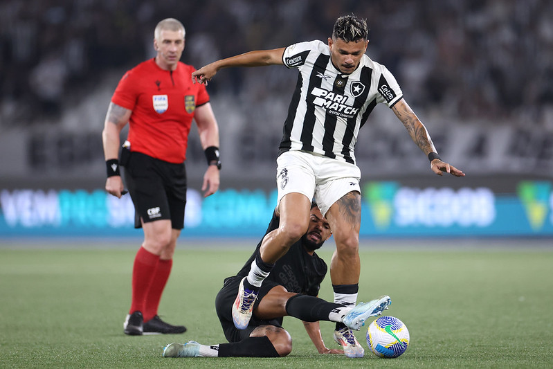 Arbitragem tolerante demais em Botafogo X Corinthians