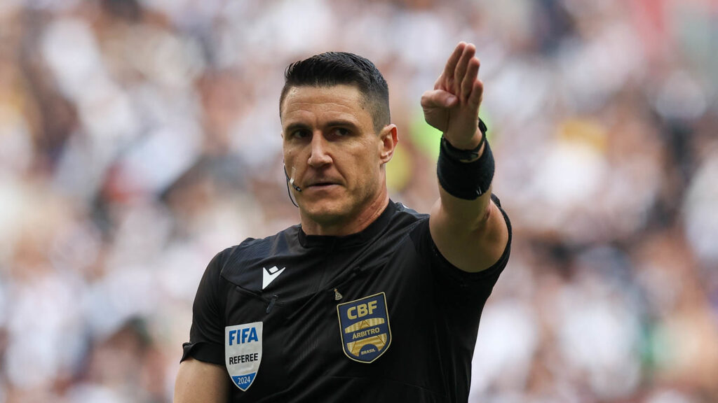 VAR se omite em Fluminense x Botafogo e tem atuação correta em Vasco x Palmeiras