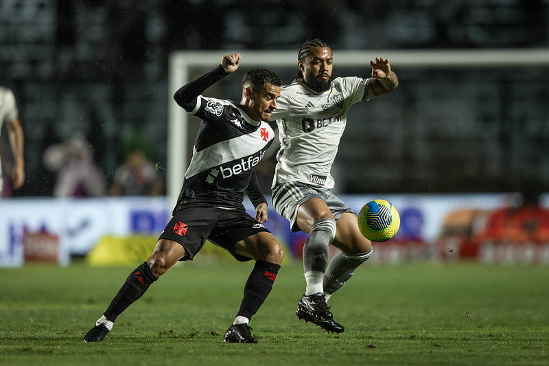 Pênalti claro de mão deliberada na bola em Vasco X Atlético Mineiro – Arbitragem